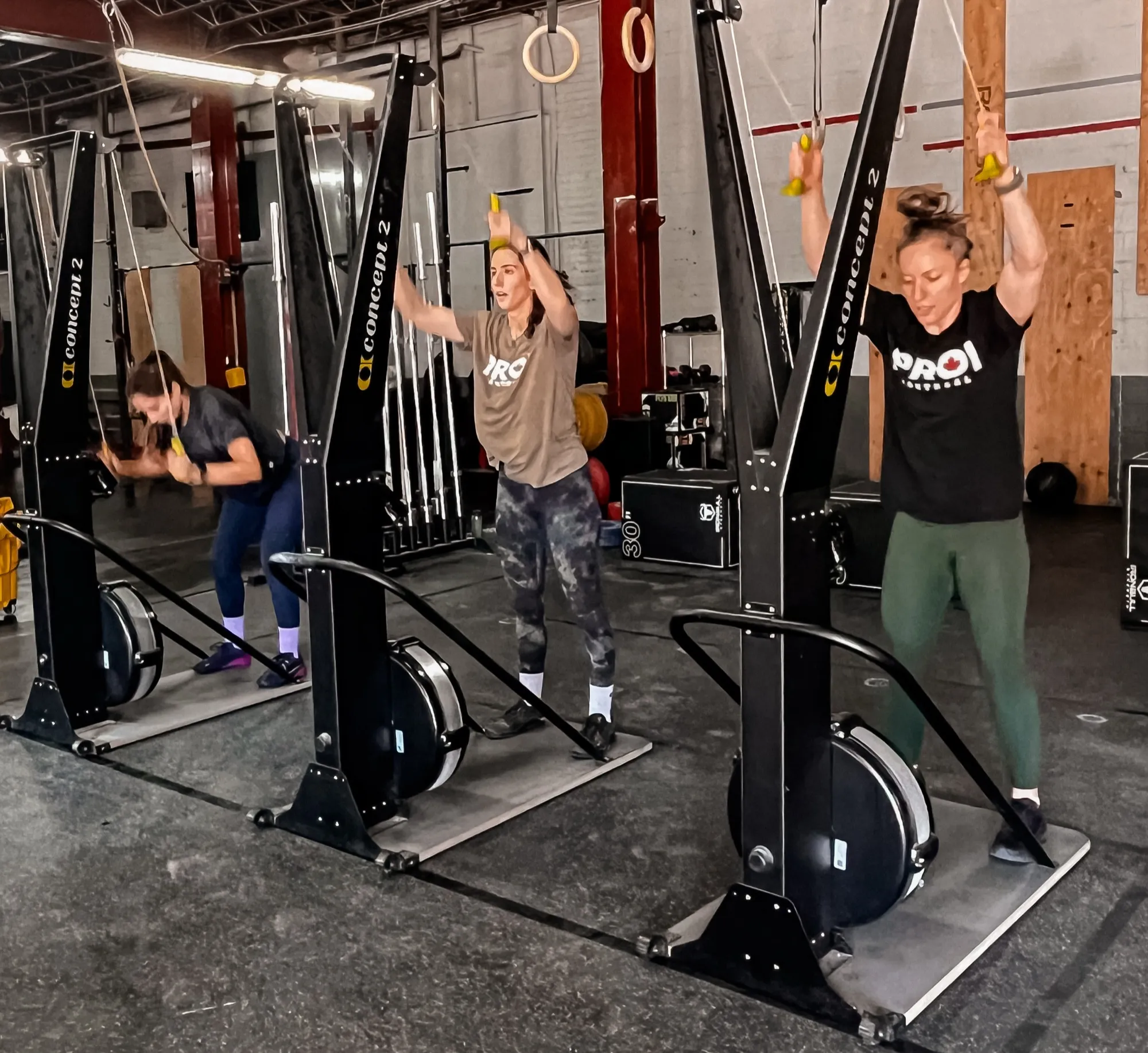 Athlètes sur les SkiErg lors d'un entraînement HYROX chez PRO1