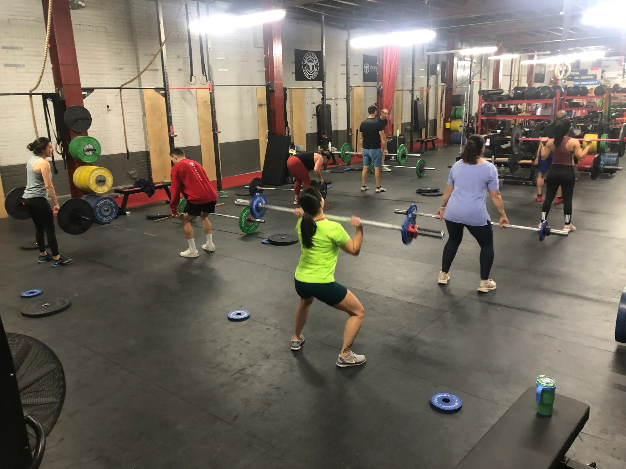 Cours de groupe avec barres au gym PRO1 Montréal